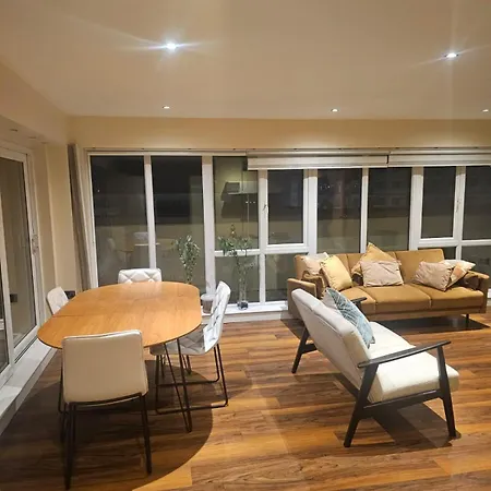 Mo Collindale Apartment